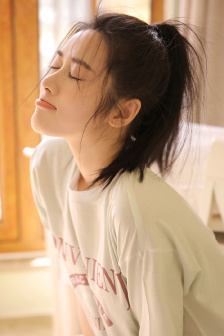 某女主播竟直播洗澡